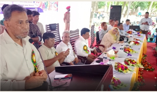 রজনীগন্ধা ও গোলাপের পাপড়িতে নীলফামারী সরকারি কলেজে নবীনবরণ